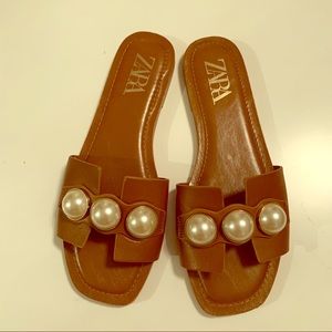 Slide sandals with pearls